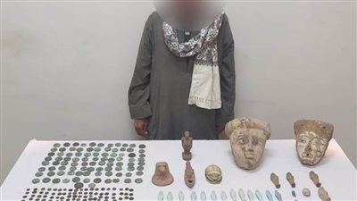 ضبط 409 قطع أثرية بحوزة أحد الأشخاص بأسيوط