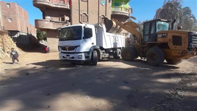 رفع 200 طن مخلفات ونواتج تطهير ترع بطريق نزلة دوينة بمركز أبو تيج 