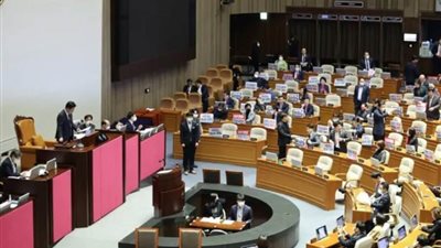 الجمعية الوطنية بكوريا الجنوبية تمرر تشريعا يطالب برفع الأحكام العرفية