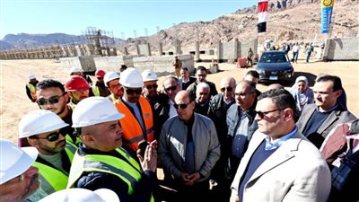وزير الإسكان يتفقد مشروع ازدواج ورفع كفاءة طريق مطار سانت كاترين