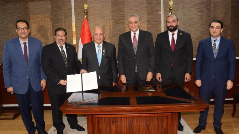 جانب من حفل التوقيع