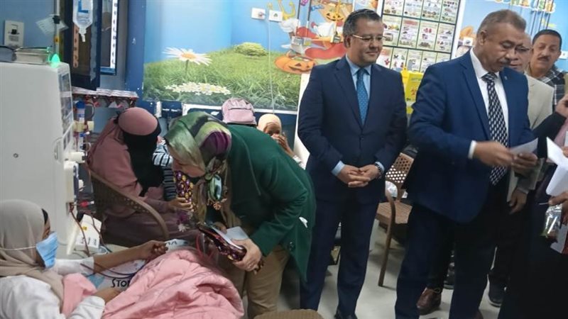 توزيع الحلوى على