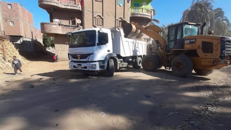 جانب من رفع المخلفات