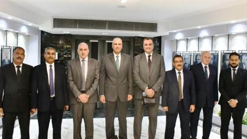 محافظ أسوان يناقش