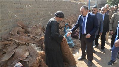  محافظ أسيوط يتفقد ورش لصناعة منتجات من ألياف النخيل بمركز ساحل سليم