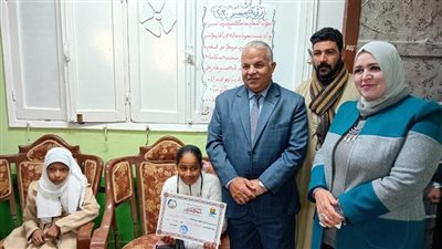 وكيل وزارة التربية والتعليم بالفيوم يكرم طالبتين داخل الفصل 