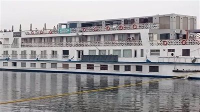 بعد تعرضها للشحوط.. محافظ المنيا يوجه بسرعة سحب وتعويم الباخرة السياحية