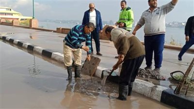 شفط مياه الأمطار من شارع كورنيش رشيد وتكثيف أعمال النظافة ورفع المخلفات 