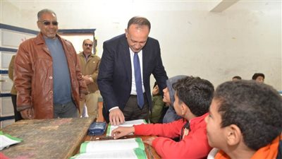 محافظ أسيوط يتفقد مدرسة بصرة الابتدائية المشتركة لمتابعة سير العملية التعليمية