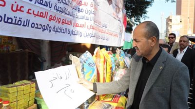 سكرتير بنى سويف يتفقد سوق اليوم الواحد بببا لتوفير السلع الأساسية والباقي فلوس