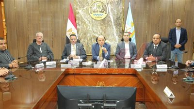 محافظ كفر الشيخ يناقش عددًا من طلبات واحتياجات الصيادين والمزارعين