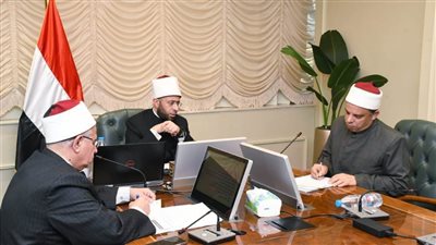 وزير الأوقاف يجتمع مع مدير أوقاف البحر الأحمر 