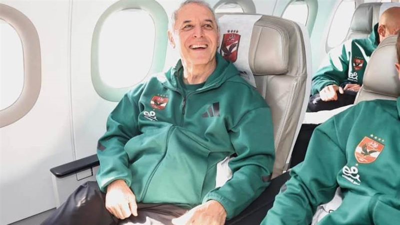 بعثة الأهلي في الطائرة