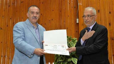 محافظ أسيوط يكرم مواطناً تبرع بفيلا وفدان أرض لصالح المشروعات الخدمية