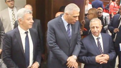 محافظ أسوان ورئيس الأكاديمية العربية للعلوم يكرما رئيس مجلس إدارة جمعية مستثمرى الطاقة الشمسية ببنبان