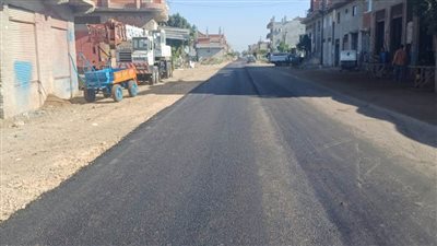 رصف طريق الكوم الأخضر إحدى قرى حياة كريمة تسهيلا على المواطنين 