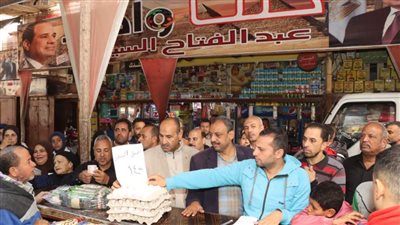 سكرتير بني سويف يتفقد سوق اليوم الواحد بالفشن لتوفير السلع واللحوم بأسعار مخفضة