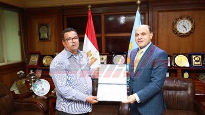 محافظ كفر الشيخ يكرم شعبان عامر.. من موظف بسيط لبطل قصة الكفاح