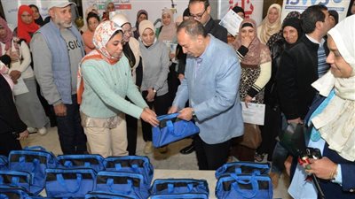 محافظ أسيوط يكرم 50 رائدة ريفية ويسلمهن شنط أدوات للسباكة 