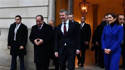 الرئيس السيسي يغادر كوبنهاجن وفي وداعه ملك الدنمارك 