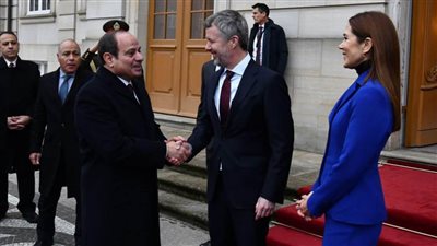 ملك وملكة الدنمارك يودعان الرئيس السيسى بمقر اقامته قبل مغادرته كوبنهاجن