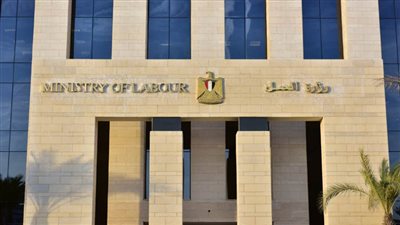 القبض بالريال السعودي.. وزارة العمل تعلن عن فرص عمل بالسعودية