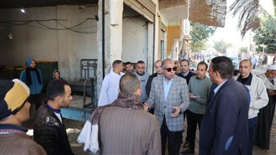 ضمن خطة المحافظة للقضاء على العشوائيات.. محافظ المنيا يتفقد سوق الخضار شرق سمالوط
