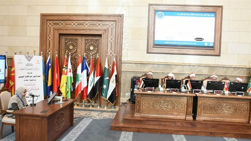 المتسابقون أمام لجنة