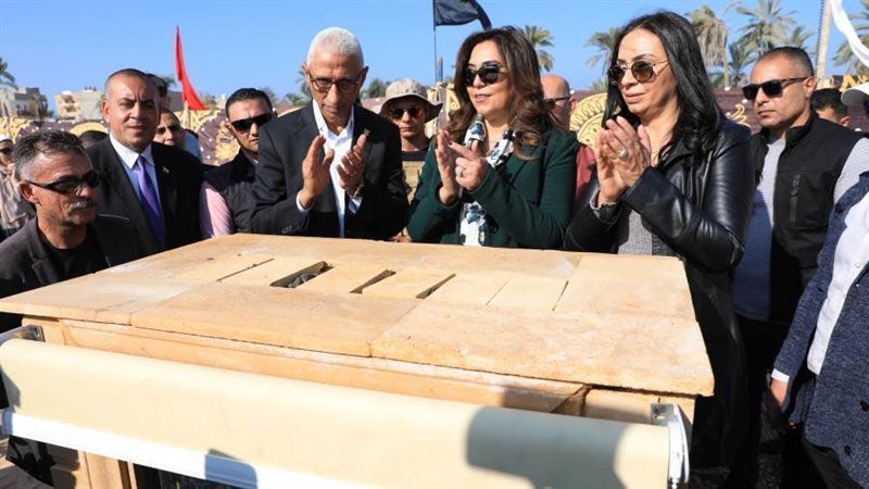 وضع حجر أساس أرض