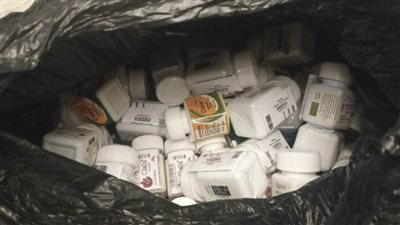 ضبط 1110 عبوات وأقراص من الأدوية المهربة مجهولة المصدر بالغردقة (صور)