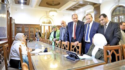 محافظ سوهاج يتفقد مكتبة 