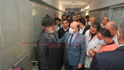  محافظ كفر الشيخ يستمع لعدد من المواطنين حول الخدمات الصحية