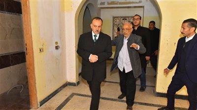 محافظ أسيوط يشهد إجراءات تسليم فيلا وقطعة أرض تبرع من مواطن لإقامة مشروعات خدمية بالمحافظة