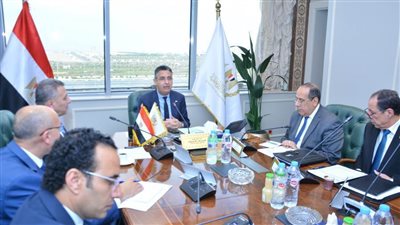 وزير التموين يجتمع مع شركات السكر لمتابعة انتظام العمل والاطمئنان على الاحتياطي الاستراتيجي