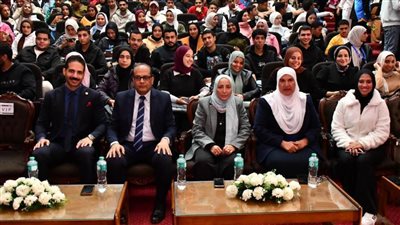 قيادات جامعة الإسماعيلية الأهلية وطلابها يُشاهدون العرض المسرحي 