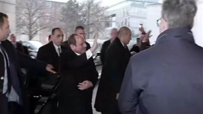 أعضاء الجالية المصرية بأيرلندا يرحبون بالسيسي فور وصوله لمقر إقامته بدبلن