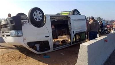 مصرع شخص وإصابة 6 إثر انقلاب ميكروباص بصحراوي المنيا 