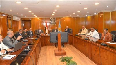 محافظ أسيوط يعقد اجتماعاً لاستعراض تفاصيل إنشاء مصنع بتكنولوجيا متطورة 