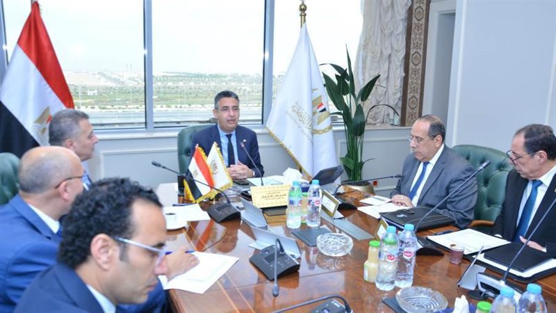 وزير التموين يجتمع