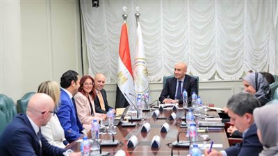 التعليم تبحث زيادة أعداد مدارس النيل بالتعاون مع كامبريدج 