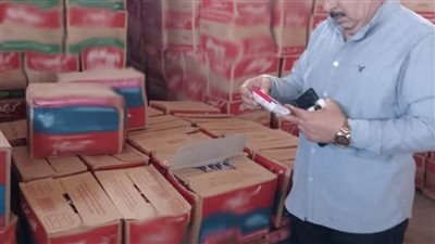 ضبط 250 ألفًا و400 عبوة مواد غذائية مجهولة المصدر داخل أحد المخازن بالشرقية 