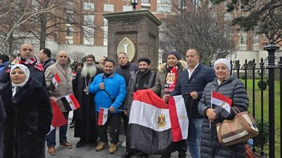 شباب المصريين بالخارج وأبناء الجالية يستقبلون الرئيس في جولته الأوروبية بهتافات تحيا مصر