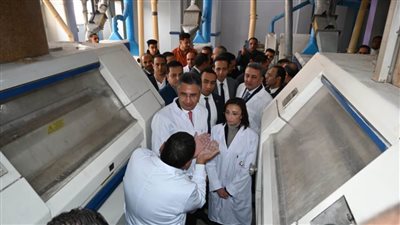 محافظ البحيرة ووزير التموين يتفقدان مطحن سايمون وصومعة الغلال بزاوية غزال 