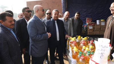 محافظ بني سويف يتفقد منفذاً لبيع السلع الأساسية بأسعار مخفضة