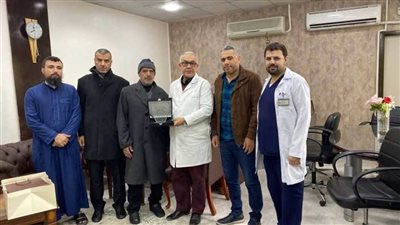 مصاب فلسطيني يقدم هدية تذكارية لأطباء مستشفى الهرم تقديرا لجهودهم في علاجه