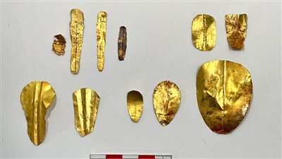 عاجل.. الكشف عن مجموعة من الألسنة والأظافر الذهبية لمومياوات داخل مقابر من العصر البطلمي 