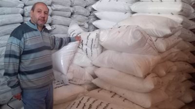 ضبط 12 طن مواد غذائية وأسمدة وأعلاف مجهولة المصدر داخل مخزن بالشرقية 