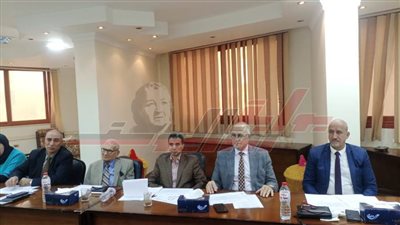 جودة يجري المقابلات مع المتقدمين للوظائف الإشرافية