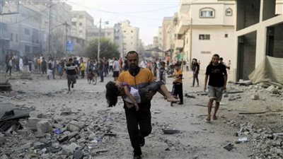 استشهاد خمسة من عائلة واحدة في غارة إسرائيلية وسط قطاع غزة