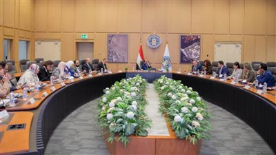 وزير المالية يستقبل وفدًا من حزب 